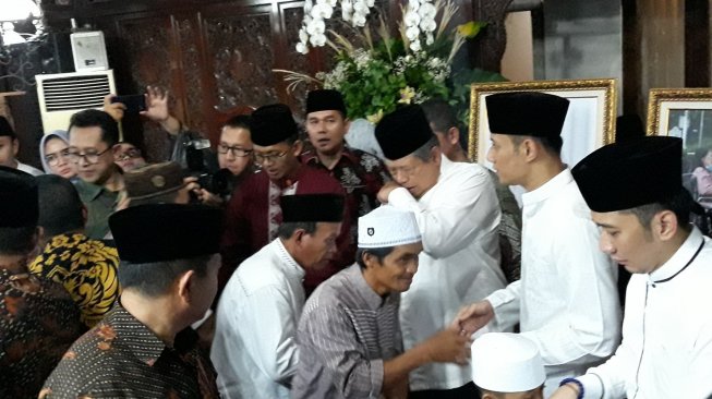 SBY menangis di tahlilan hari ketujuh wafatnya Ani Yudhoyono. (Suara.com/Novian)