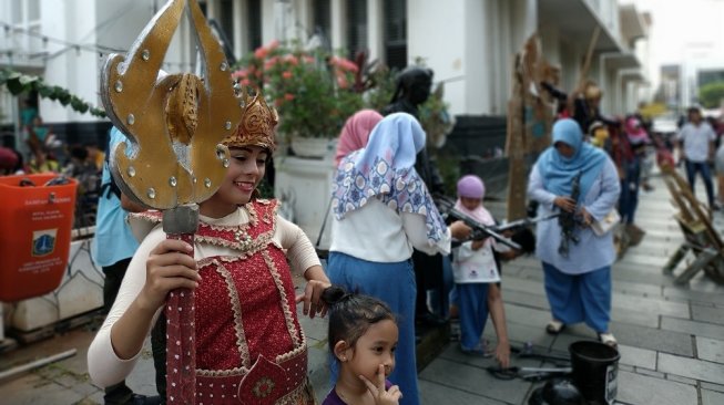 Srikandi, Dewi Sri, hingga Imam Bonjol hadir mengisi libur lebaran warga di Kota Tua, Jakarta Pusat, Sabtu (8/6/2019). (Suara.com/Fakhri Fuadi)