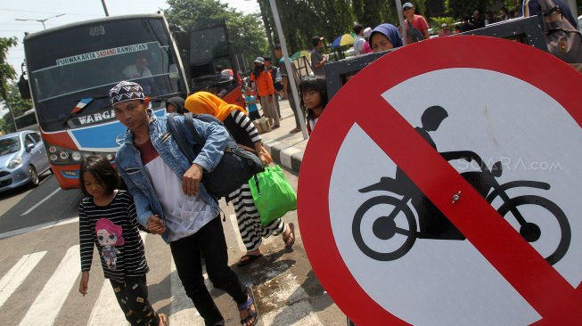 Pemudik saat tiba di Terminal Bus Kampung Rambutan, Jakarta, Sabtu (8/6). [Suara.com/Arief Hermawan P]