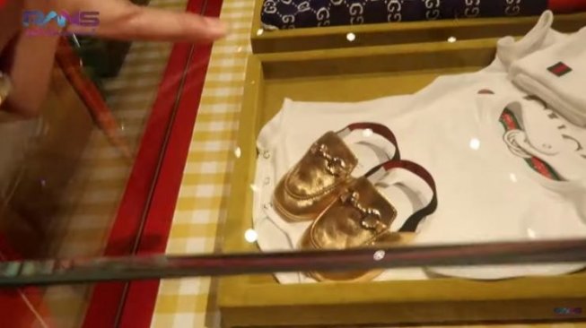 Raffi Ahmad dan Nagita Slavina memberikan sepatu dan baju dengan merek Gucci untuk anak kedua Ruben Onsu. [YouTube RANS Entertainment]