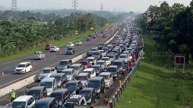 Kepadatan arus lalu lintas menuju Puncak, Bogor, Sabtu (8/6/2019). [Rambiga/Suara.com]