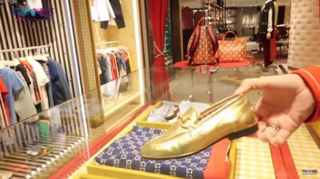 Raffi Ahmad juga memberikan sepatu merek Gucci untuk putri pertama Ruben Onsu, Thalia Putri Onsu yang berulang tahun. [YouTube RANS Entertainment]