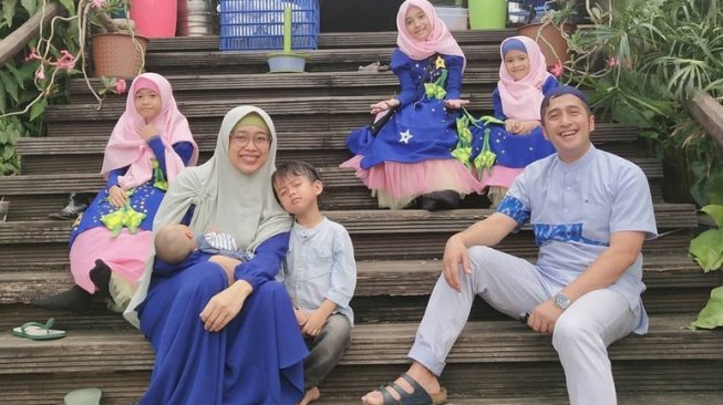 Irfan Hakim bersama istri dan keempat anaknya. [Instagram]