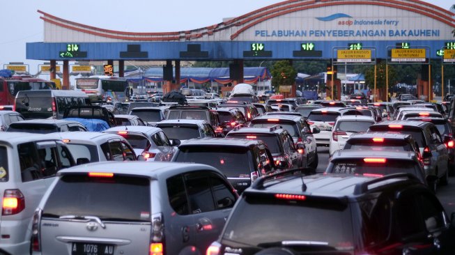 Pengendara mobil antre saat akan memasuki Tol Gate Pelabuhan Bakauheni Lampung Selatan, Lampung, Jumat (7/6). [ANTARA FOTO/Ardiansyah]