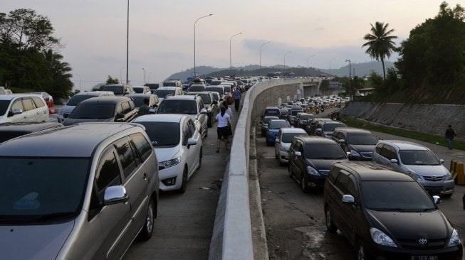 Pengendara mobil antre saat akan memasuki Tol Gate Pelabuhan Bakauheni Lampung Selatan, Lampung, Jumat (7/6). [ANTARA FOTO/Ardiansyah]