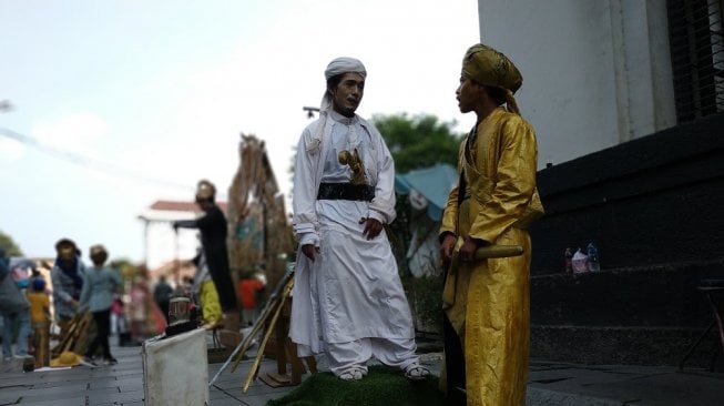 Srikandi, Dewi Sri, hingga Imam Bonjol hadir mengisi libur lebaran warga di Kota Tua, Jakarta Pusat, Sabtu (8/6/2019). (Suara.com/Fakhri Fuadi)