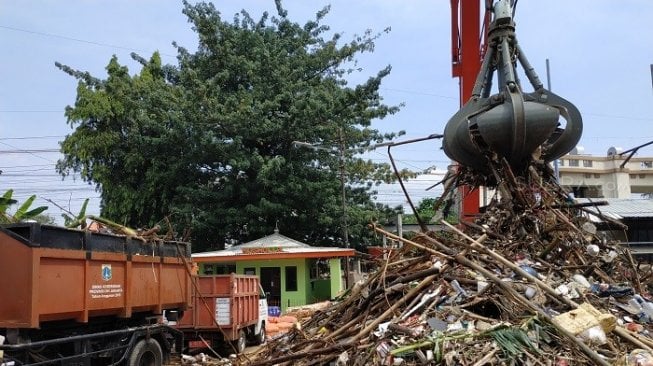 Kiriman dari Bogor Usai Hujan Deras, Sudah 19 Truk Angkut Sampah Manggarai