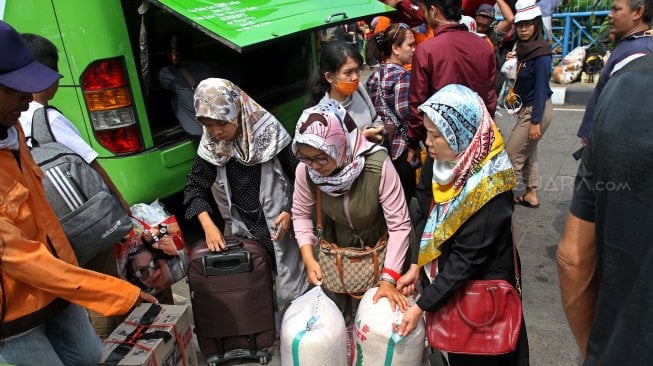 Pemudik saat tiba di Terminal Bus Kampung Rambutan, Jakarta, Sabtu (8/6). [Suara.com/Arief Hermawan P]