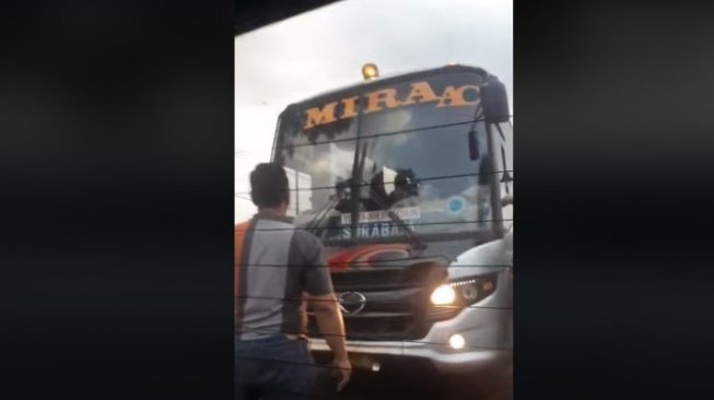 Hadang Bus Lawan Arah, Aksi Pria Ini Tuai Perhatian