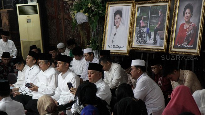 Presiden RI ke enam Susilo Bambang Yudhoyono bersama kedua anaknya, Agus Harimurti Yudhoyono dan Edhie Baskoro Yudhoyono bersama warga melaksanakan doa tahlil di Puri Cikeas, Bogor, Jawa Barat, Jumat (7/6). [Suara.com/Arief Hermawan P]