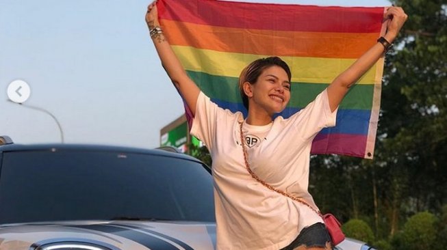 Pasang Bendera Pelangi Nikita Mirzani Dukung Lgbt