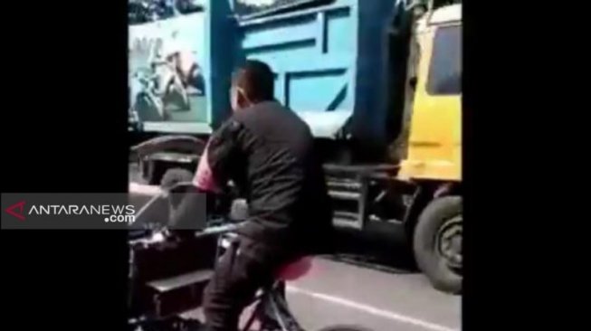 Libur Lebaran, Anggota Linmas Ini Kayuh Becak saat Kakek Pemiliknya Sakit