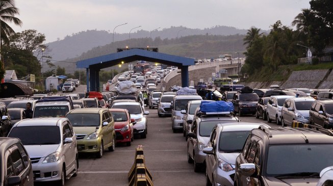 Pengendara mobil antre saat akan memasuki Tol Gate Pelabuhan Bakauheni Lampung Selatan, Lampung, Jumat (7/6). [ANTARA FOTO/Ardiansyah]