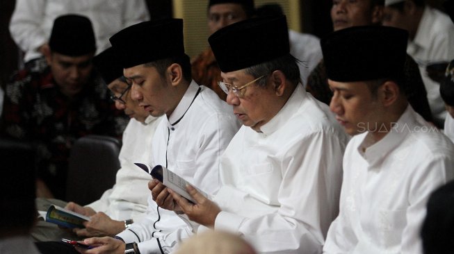 Presiden RI ke enam Susilo Bambang Yudhoyono bersama kedua anaknya, Agus Harimurti Yudhoyono dan Edhie Baskoro Yudhoyono bersama warga melaksanakan doa tahlil di Puri Cikeas, Bogor, Jawa Barat, Jumat (7/6). [Suara.com/Arief Hermawan P]