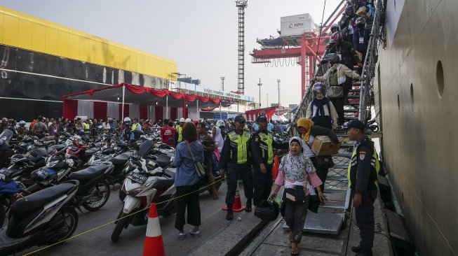 Pemudik yang menggunakan KM Dobonsolo tiba di Pelabuhan Penumpang Tanjung Priok, Jakarta, Minggu (9/6). [ANTARA FOTO/Dhemas Reviyanto]