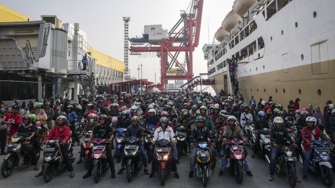 Pemudik yang menggunakan KM Dobonsolo tiba di Pelabuhan Penumpang Tanjung Priok, Jakarta, Minggu (9/6). [ANTARA FOTO/Dhemas Reviyanto]