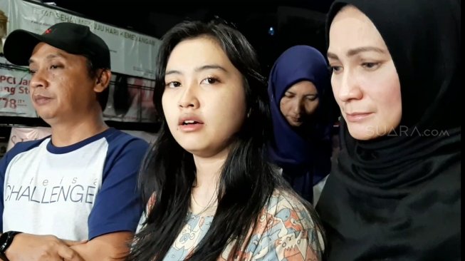 Keluarga Dewi Perssik di MRCCC Siloam Hospitals Semanggi, Jakarta Selatan, Minggu (9/6/2019). [Yuliani/Suara.com]