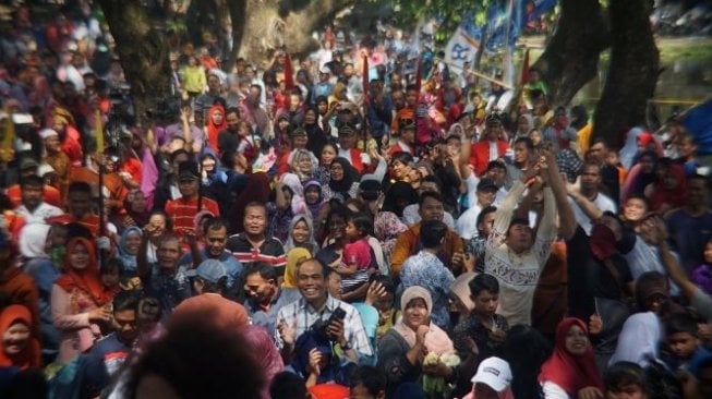 Pengunjung berebut ketupat di Puncak Pekan Syawalan Jurug. (Suara.com/Ari Purnomo)