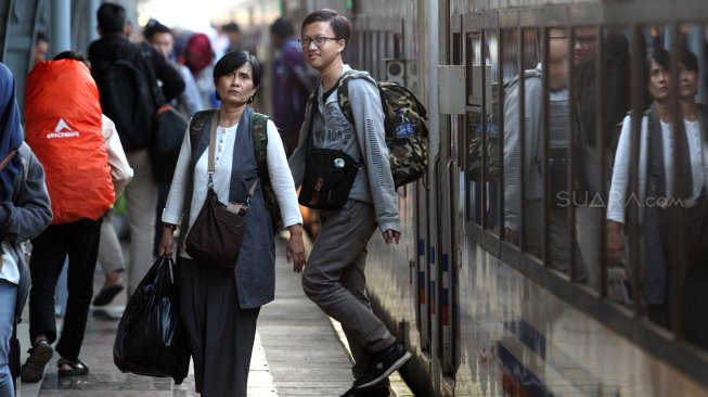 Penumpang kereta api tiba di Stasiun Pasar Senen, Jakarta, Minggu (9/6). [Suara.com/Arief Hermawan P]