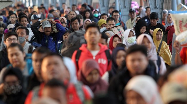 Penumpang kereta api tiba di Stasiun Pasar Senen, Jakarta, Minggu (9/6). [Suara.com/Arief Hermawan P]