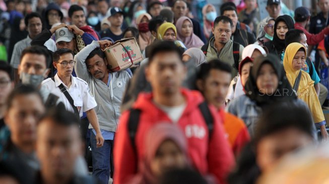 Penumpang kereta api tiba di Stasiun Pasar Senen, Jakarta, Minggu (9/6). [Suara.com/Arief Hermawan P]