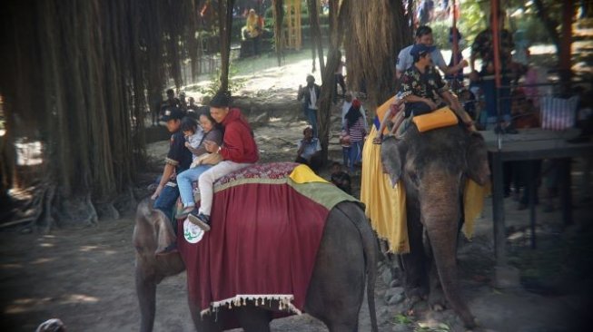 Pengunjung padati Taman Satwa Taru Jurug. (Suara.com/Ari Purnomo)