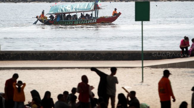 Pengunjung memadati Pantai Karnaval Ancol, Jakarta, Minggu (9/6). [Suara.com/Arief Hermawan P]