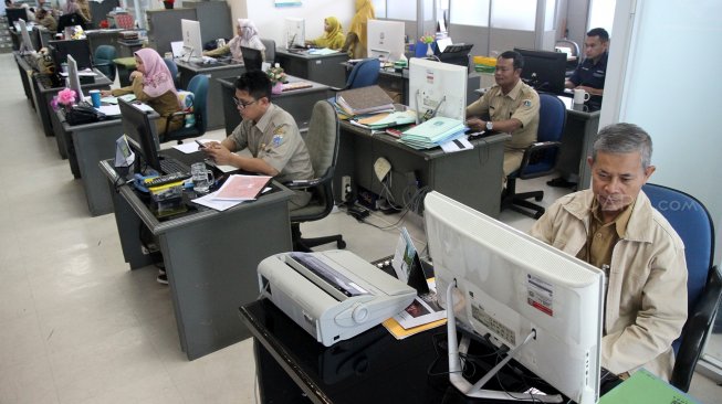 Sejumlah pegawai Pemprov DKI beraktivitas di lingkungan kantor Balai Kota DKI, Jakarta, Senin (10/6). [Suara.com/Arief Hermawan P]