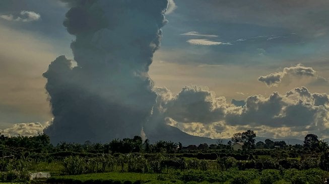 Gunung Sinabung Erupsi, 4 Kecamatan di Karo Tertutup Abu Vulkanik