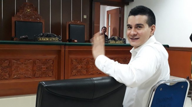 Steve Emmanuel di Pengadilan Negeri Jakarta Barat, Senin (10/6/2019). [Ismail/Suara.com]