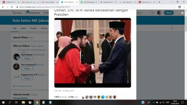 Foto viral Ketua MK Anwar Usman saat bersalaman dengan Jokowi sambil membungkuk. (Twitter).