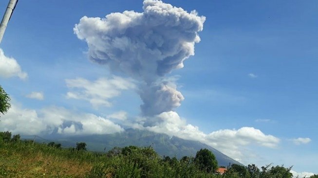 Ilustrasi letusan Gunung Agung terpantau dari Desa Datah, Karangasem, Bali pada Jumat (31/5/2019). (Antara)