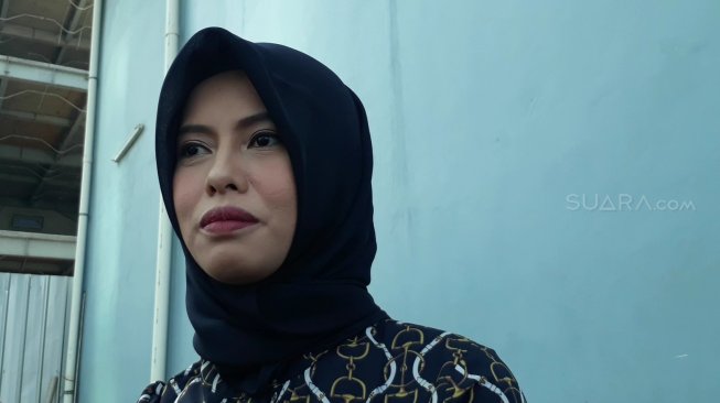 Istri Zul Zivilia, Retno Paradinah, di kawasan Kapten P. Tendean, Mampang Prapatan, Jakarta Selatan, Senin (10/6/2019). [Sumarni/Suara.com]