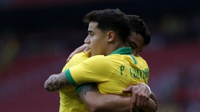 Thiago Silva merayakan golnya dengan Philippe Coutinho saat laga uji coba menghadapi Honduras di Beira Rio Stadium. Jeferson Guareze / AFP