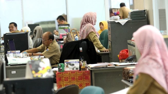 Sejumlah pegawai Pemprov DKI beraktivitas di lingkungan kantor Balai Kota DKI, Jakarta, Senin (10/6). [Suara.com/Arief Hermawan P]