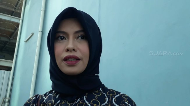 Istri Zul Zivilia, Retno Paradinah, di kawasan Kapten P. Tendean, Mampang Prapatan, Jakarta Selatan, Senin (10/6/2019). [Sumarni/Suara.com]