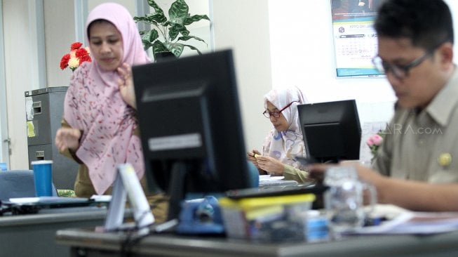 Sejumlah pegawai Pemprov DKI beraktivitas di lingkungan kantor Balai Kota DKI, Jakarta, Senin (10/6). [Suara.com/Arief Hermawan P]