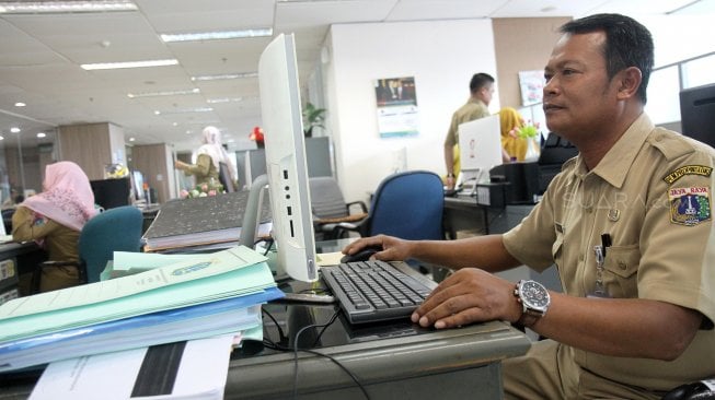 Sejumlah pegawai Pemprov DKI beraktivitas di lingkungan kantor Balai Kota DKI, Jakarta, Senin (10/6). [Suara.com/Arief Hermawan P]