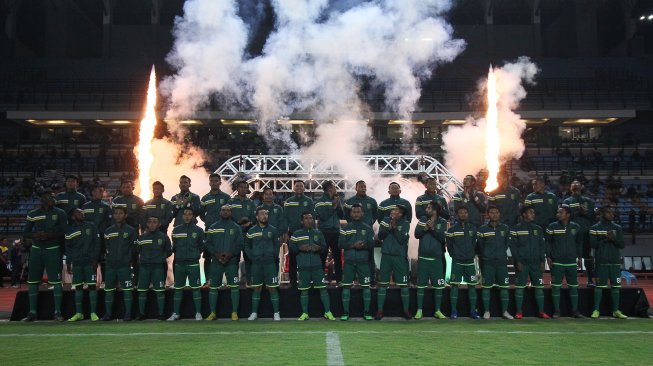 Pemain dan ofisial tim Persebaya Surabaya diperkenalkan kepada publik saat peluncurannya di Gelora Bung Tomo Surabaya, Jawa Timur, Sabtu (11/5/2019). ANTARA FOTO/Moch Asim