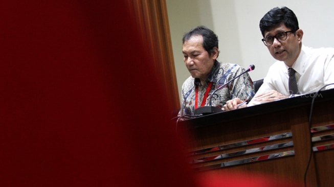 Wakil Ketua KPK, Saut Situmorang (kiri) dan Laode M. Syarif (tengah) didampingi Jubir KPK Febri Diansyah memberikan keterangan pers di Gedung Merah Putih, Jakarta, Senin (10/6).  [Suara.com/Arief Hermawan P]