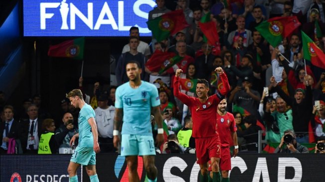 Kapten Timnas Portugal, Cristiano Ronaldo (kedua dari kanan), merayakan keberhasilan negaranya menjuarai edisi pertama UEFA Nations League, Minggu (9/6/2019). [AFP/Gabriel Bouys]