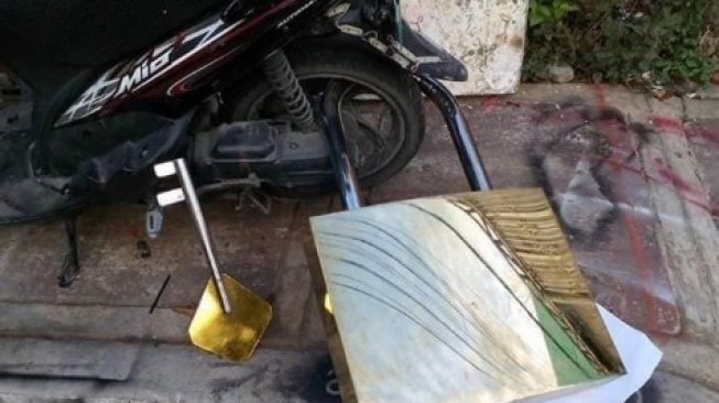 Pasang Gembok Segede Gaban di Ban Motornya, Pria ini Bikin Geger