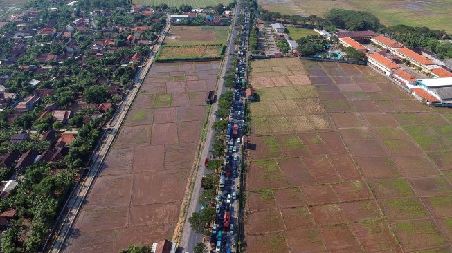 Foto udara kendaraan arus balik di Jalur Pantura, Kendal, Jawa Tengah, Senin (10/6).[ANTARA FOTO/Harviyan Perdana Putra]