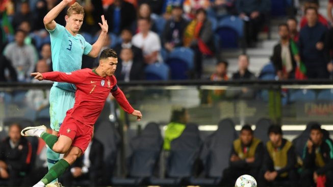 Duel De Ligt dengan Cristiano Ronaldo di final UEFA Nations League. (Patricia De Melo Moreira/AFP)