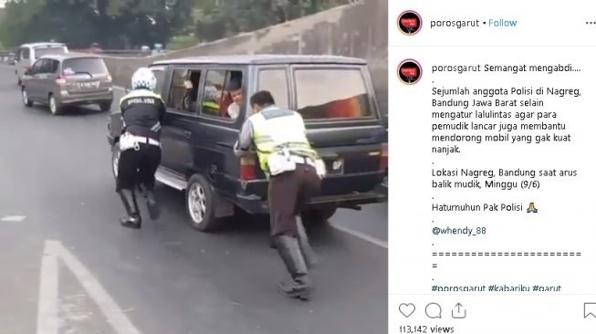 Bantu Dorong Mobil Pemudik yang Mogok, Aksi Petugas Ini Bikin Salut