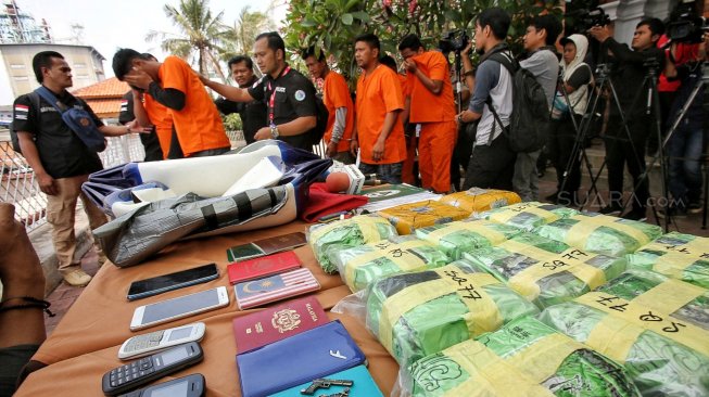 Sejumlah tersangka dan barang bukti diperlihatkan saat rilis penyelundupan narkotika jenis shabu sindikat kejahatan terorganisir Malaysia-Jakarta di Marina Batavia, Pelabuhan Sunda Kelapa, Jakarta, Selasa (11/6). [Suara.com/Muhaimin A Untung]