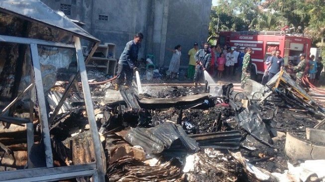 Dihuni Pengepul Barang Bekas, Lahan Dinas Penerangan di Gresik Terbakar