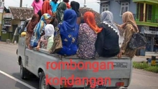 Angkutan sapu jagat itu bernama mobil bak terbuka.(Facebook/Sedulur Indramayu)