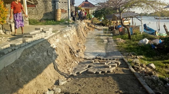 Akibat Abrasi, Jalan Akses Nelayan Melaut di Gresik Ambles Hingga Dua Meter