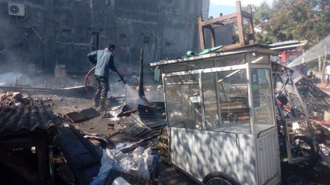 Kondisi lahan milik Dinas Penerangan, Gresik Jawa Timur yang hangus terbakar. (Suara.com/Tofan)